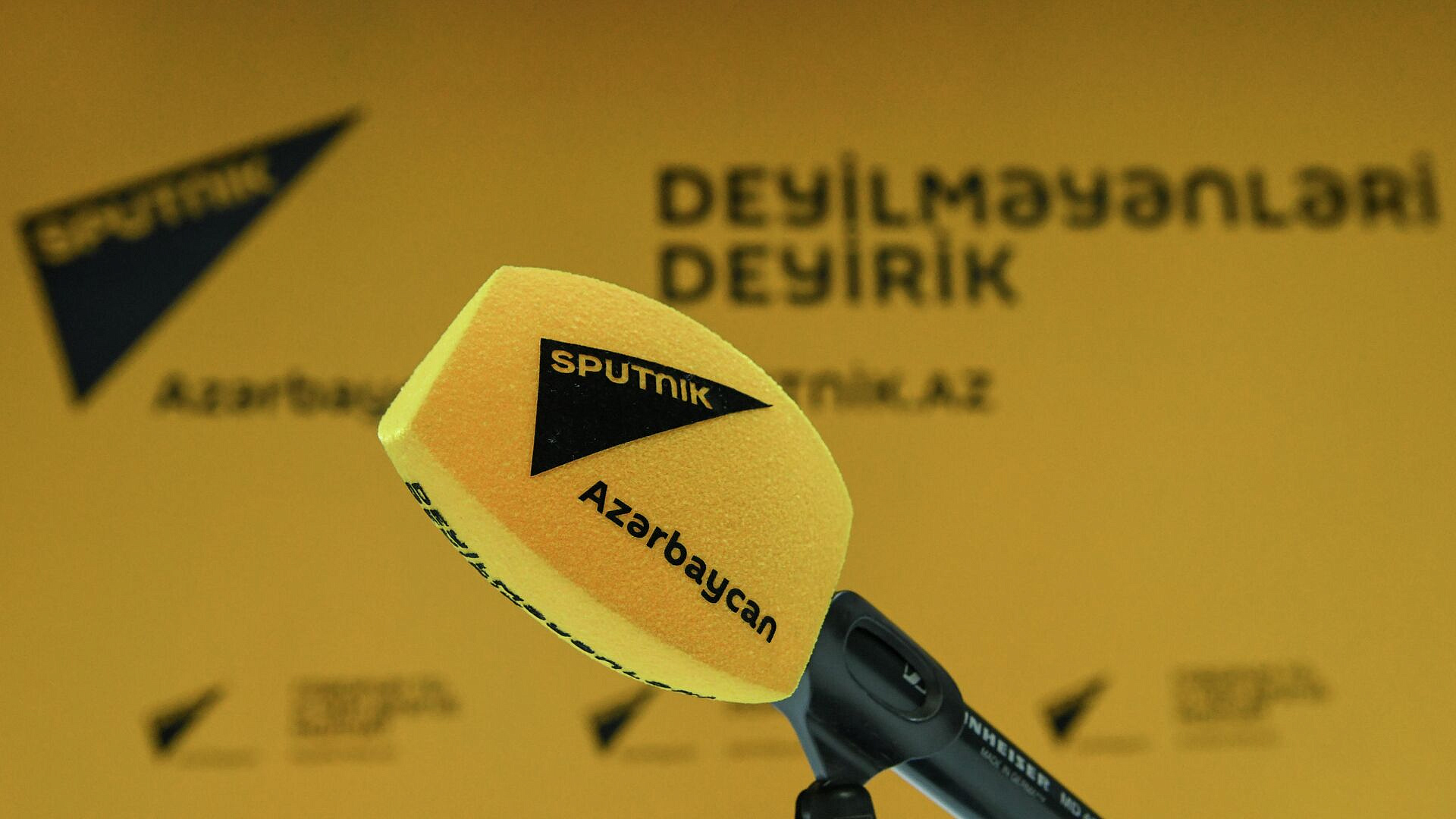 Задержанные в Баку журналисты Sputnik встретились с семьями