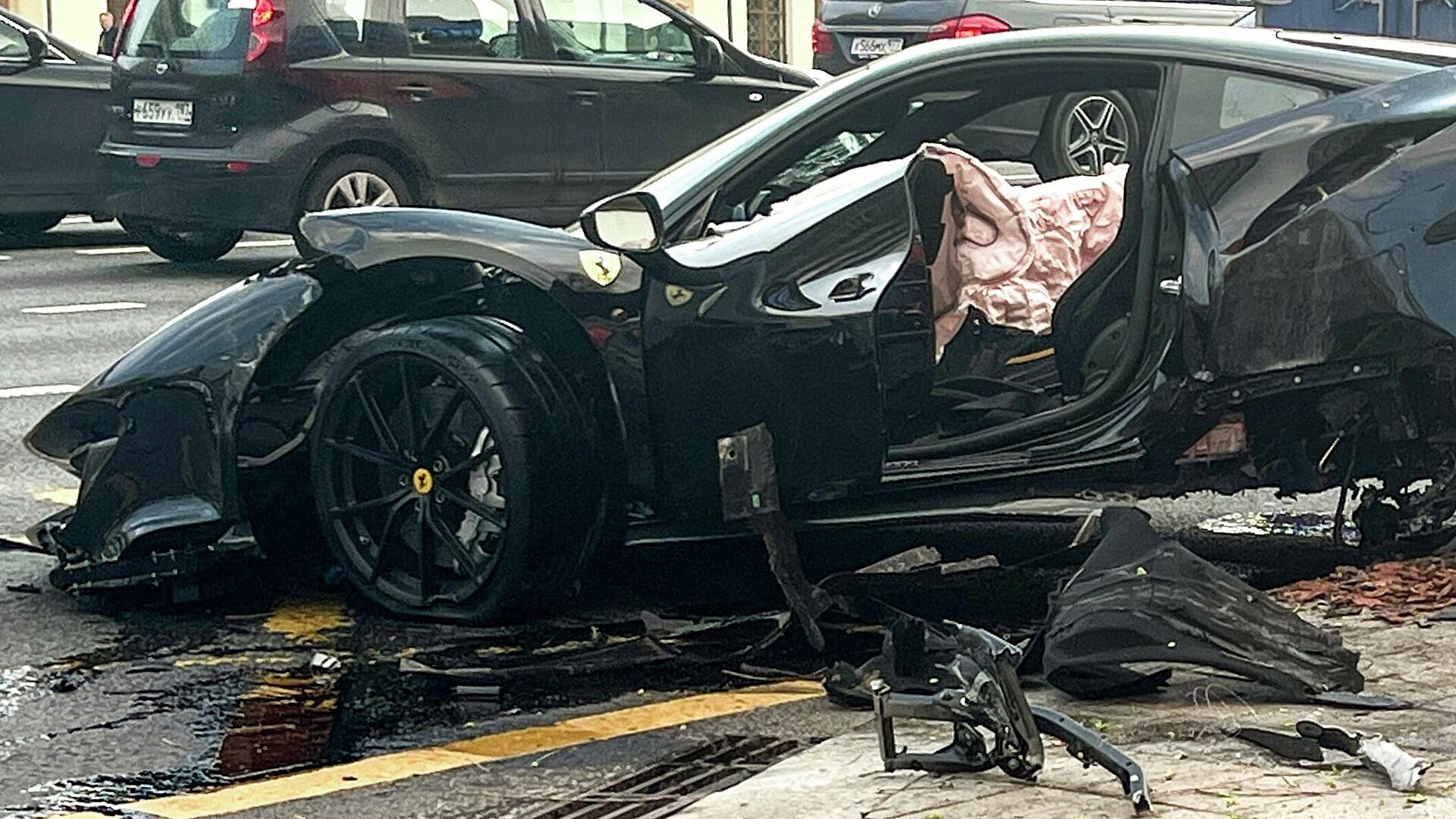 Названа стоимость Ferrari, которую разбил в ДТП рэпер Navai в Москве