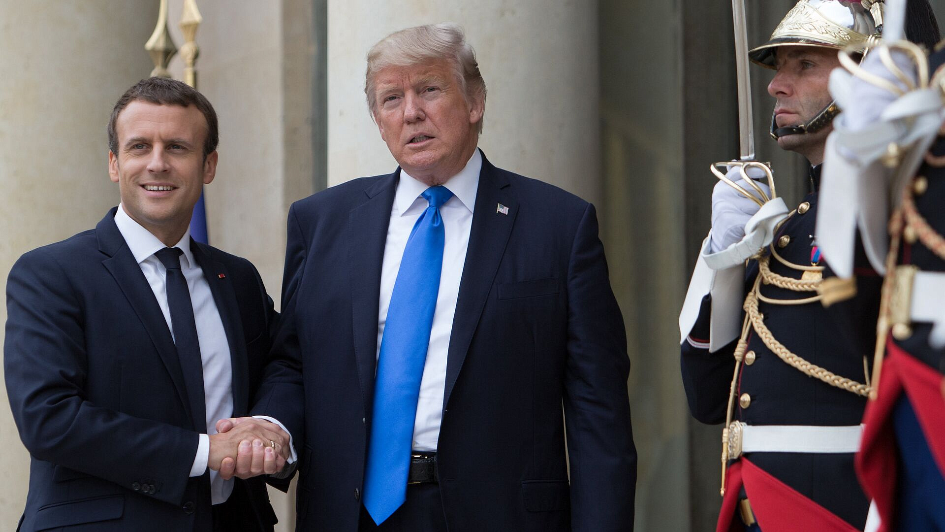 Трамп намерен обсудить с Макроном, как мир немного сходит с ума