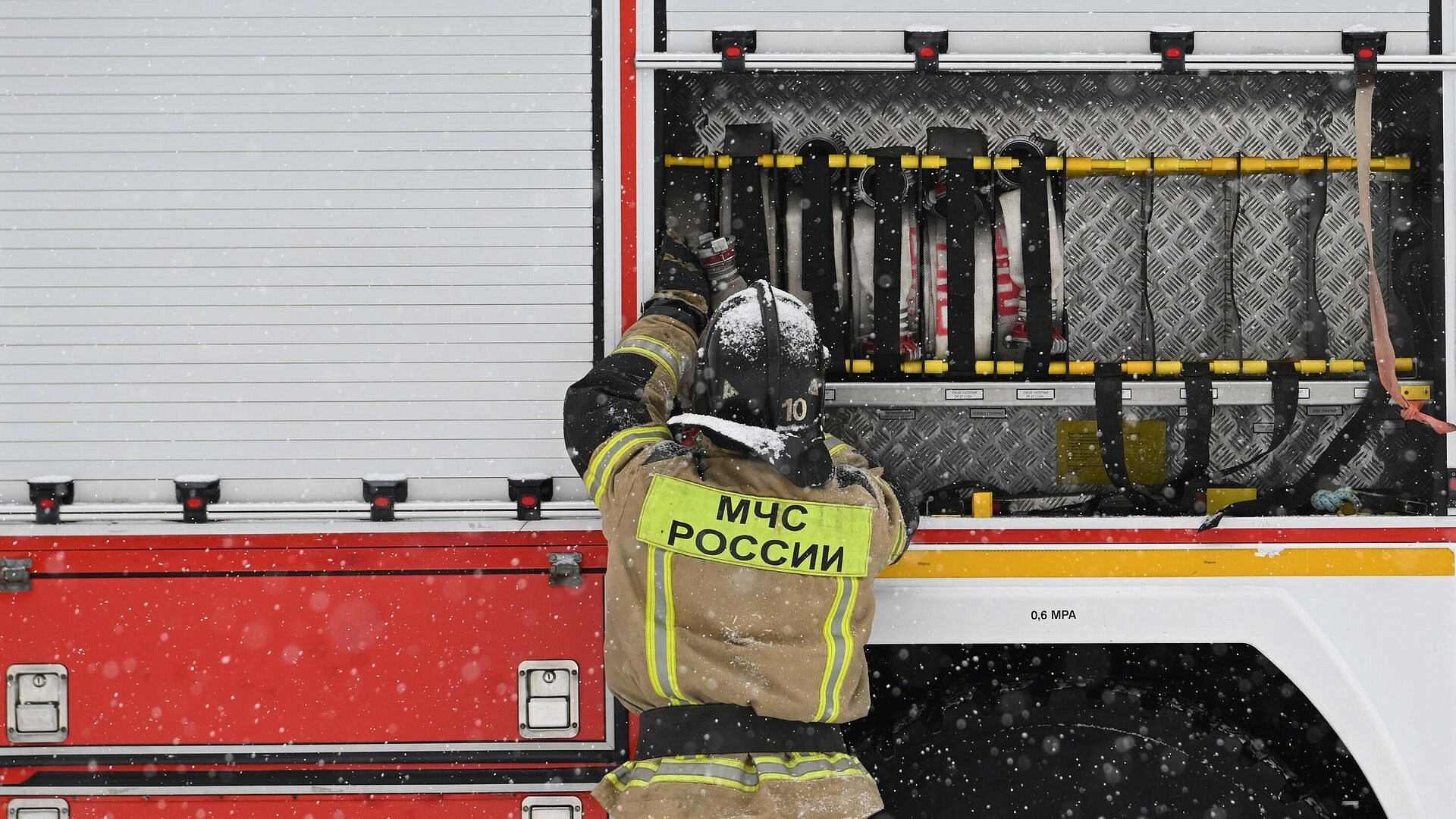 В строящемся ЖК в Подмосковье загорелись бытовки