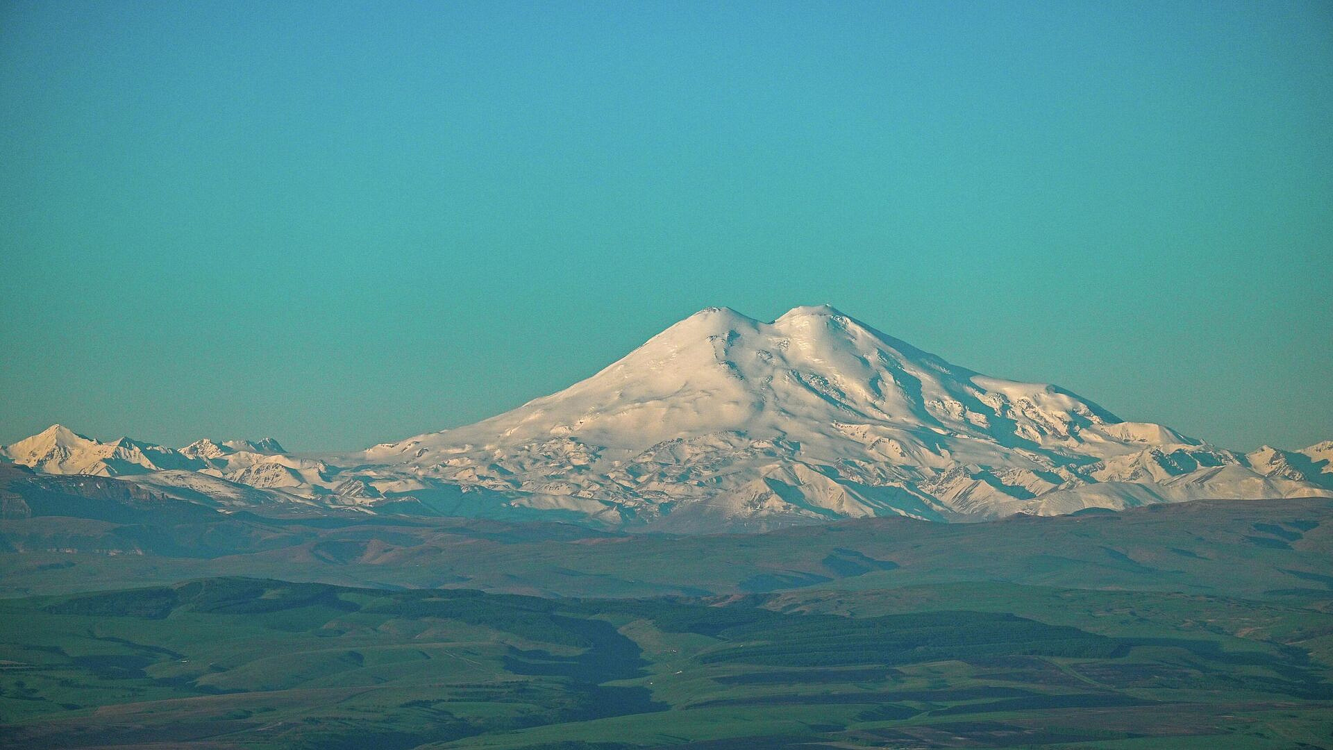 С Эльбруса эвакуировали двух якутских альпинистов