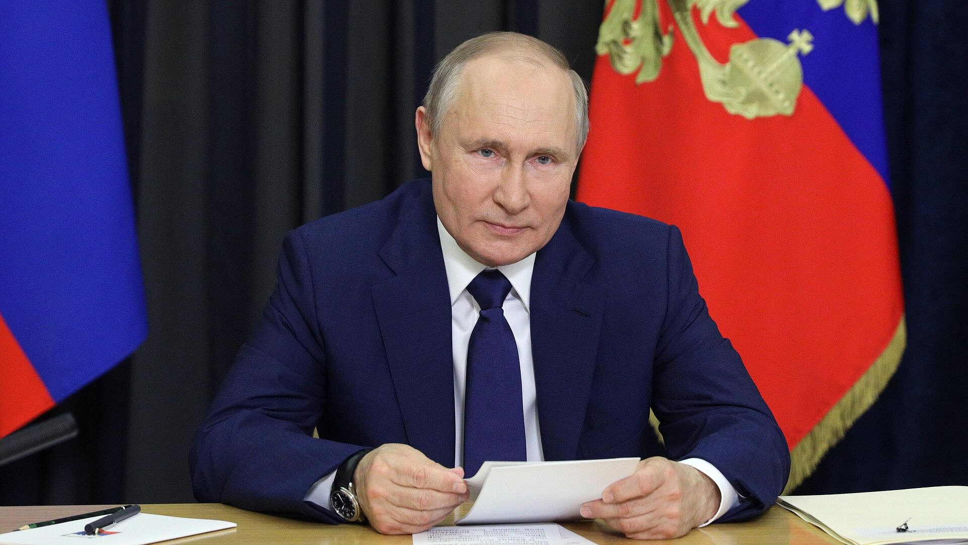 Путин поздравил парламентариев с наступающим Днем Победы