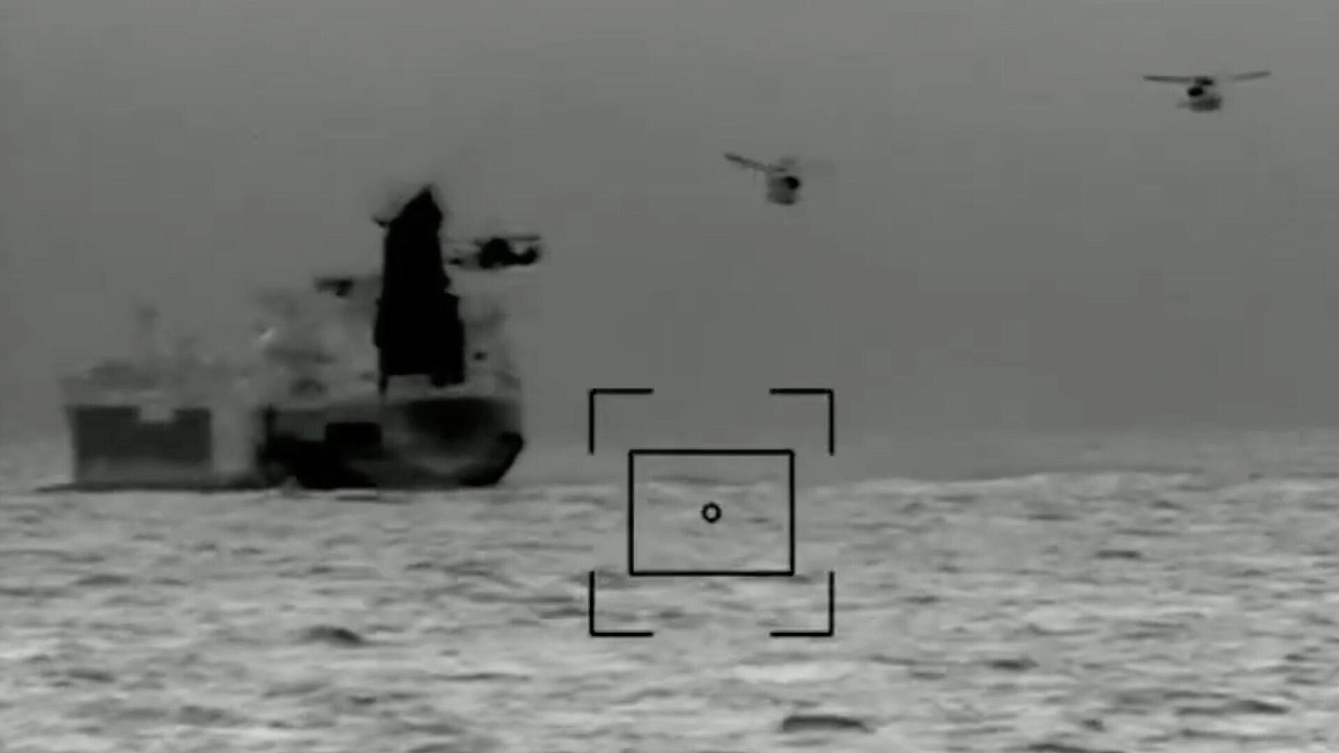 Макрон опубликовал кадры захвата танкера, якобы связанного с Россией