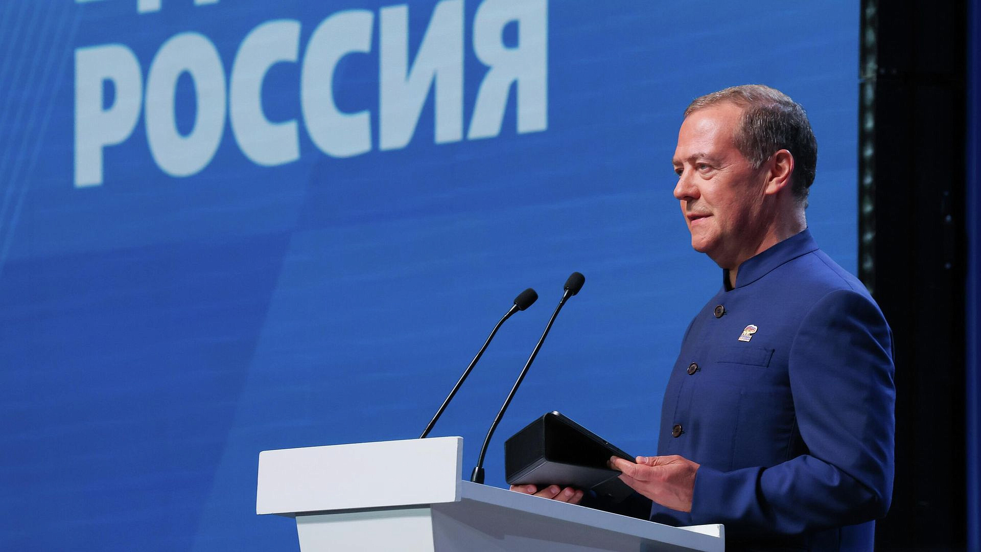 Медведев: многие россияне ставят диагноз через ИИ, а не у врача