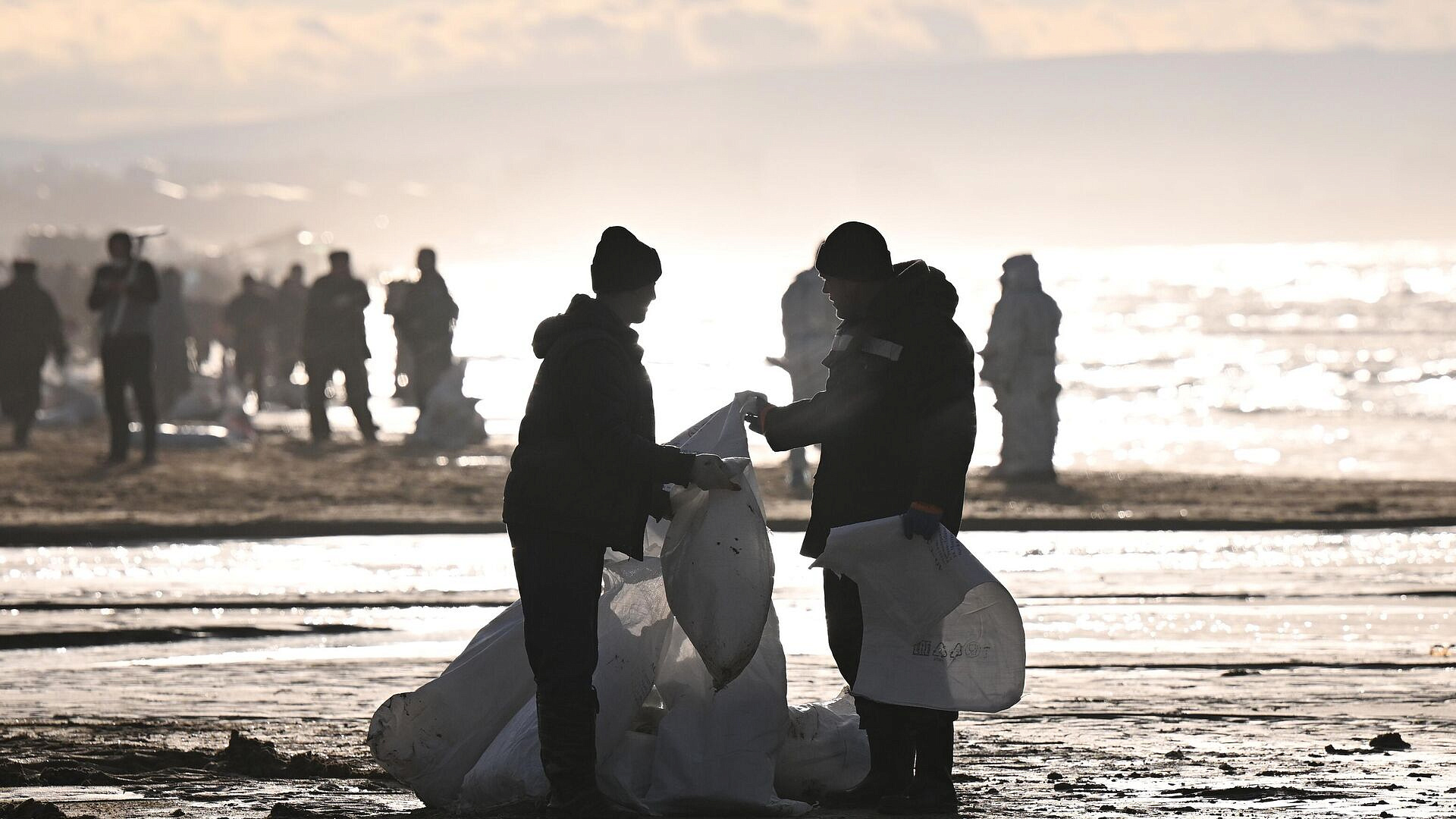 На двух участках побережья Анапы зафиксировали выбросы мазута