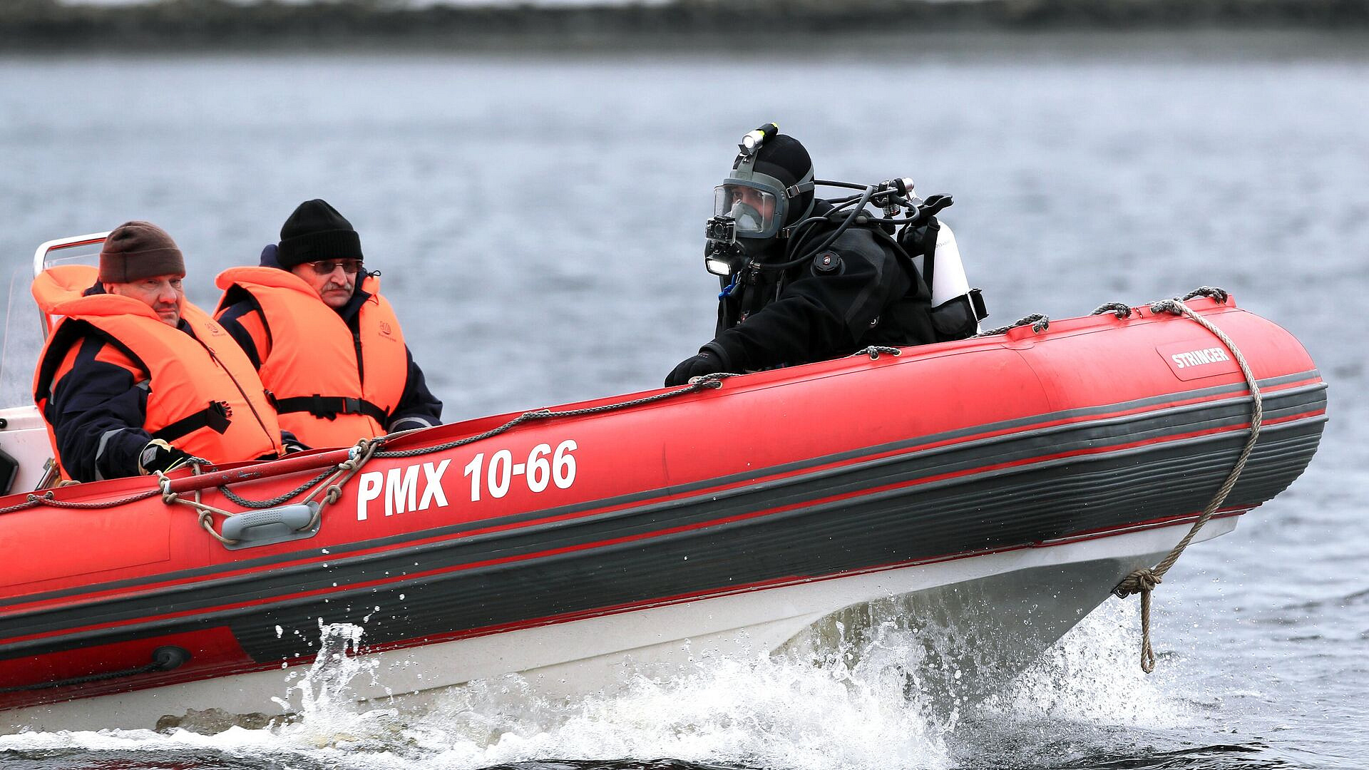 В Магадане спасли двух рыбаков, которых унесло в открытое море