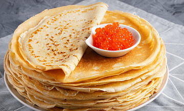 Стало известно, во сколько обойдутся блины с икрой для всей семьи