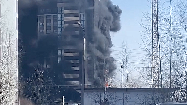 В Твери вспыхнул пожар в строящемся многоквартирном доме 