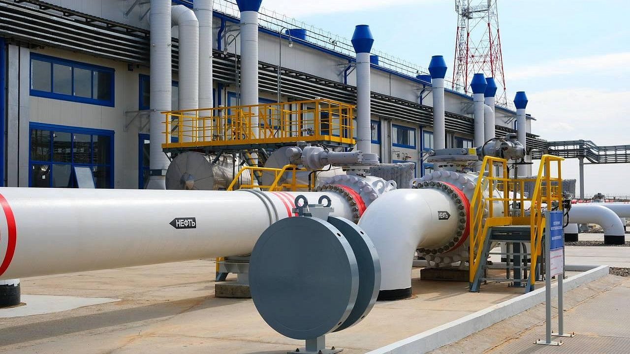 Нефтяной танкер атаковали неподалеку от терминала КТК в Черном море