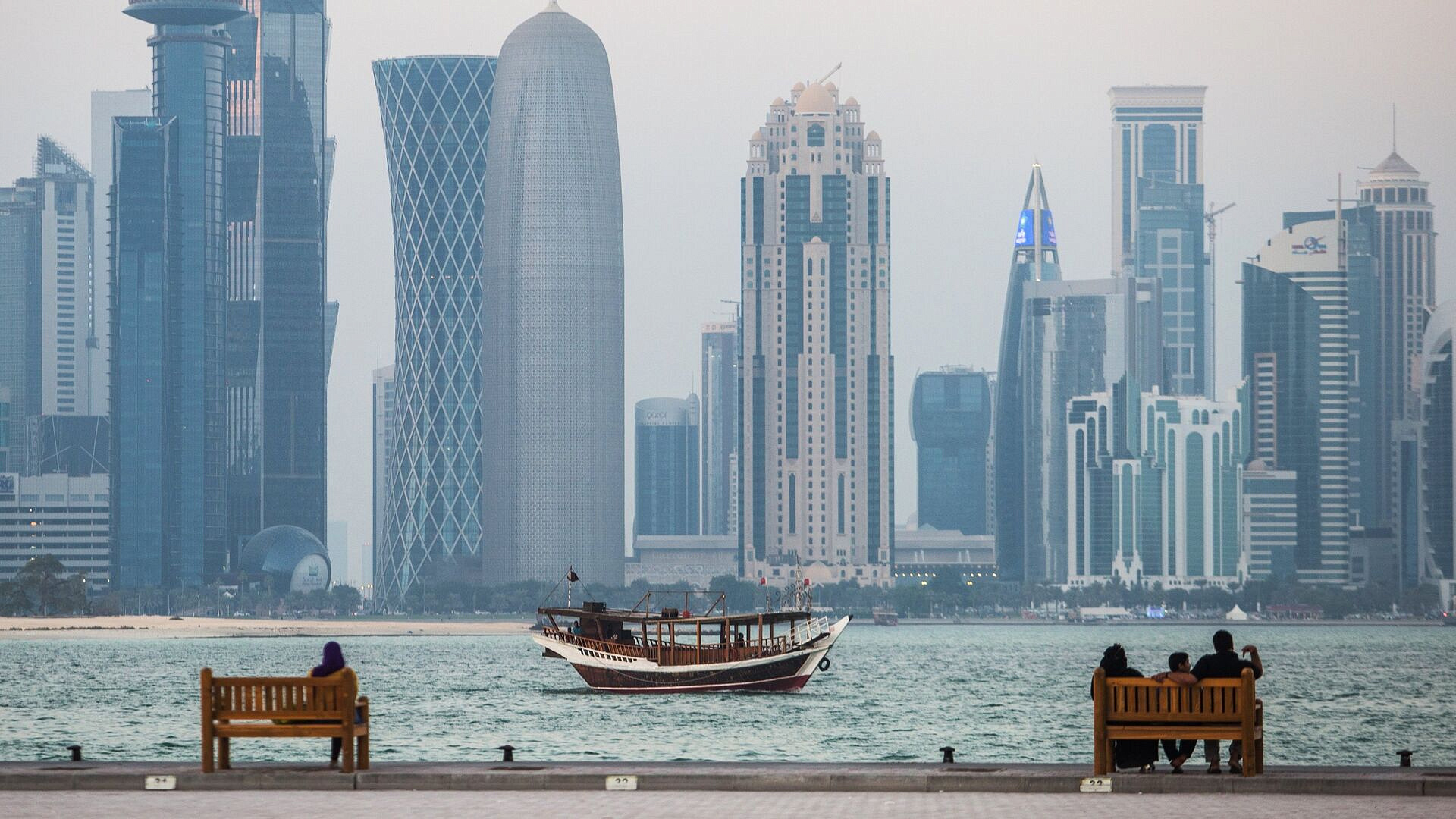 Власти Катара организовали помощь россиянам, застрявшим на лайнерах в порту