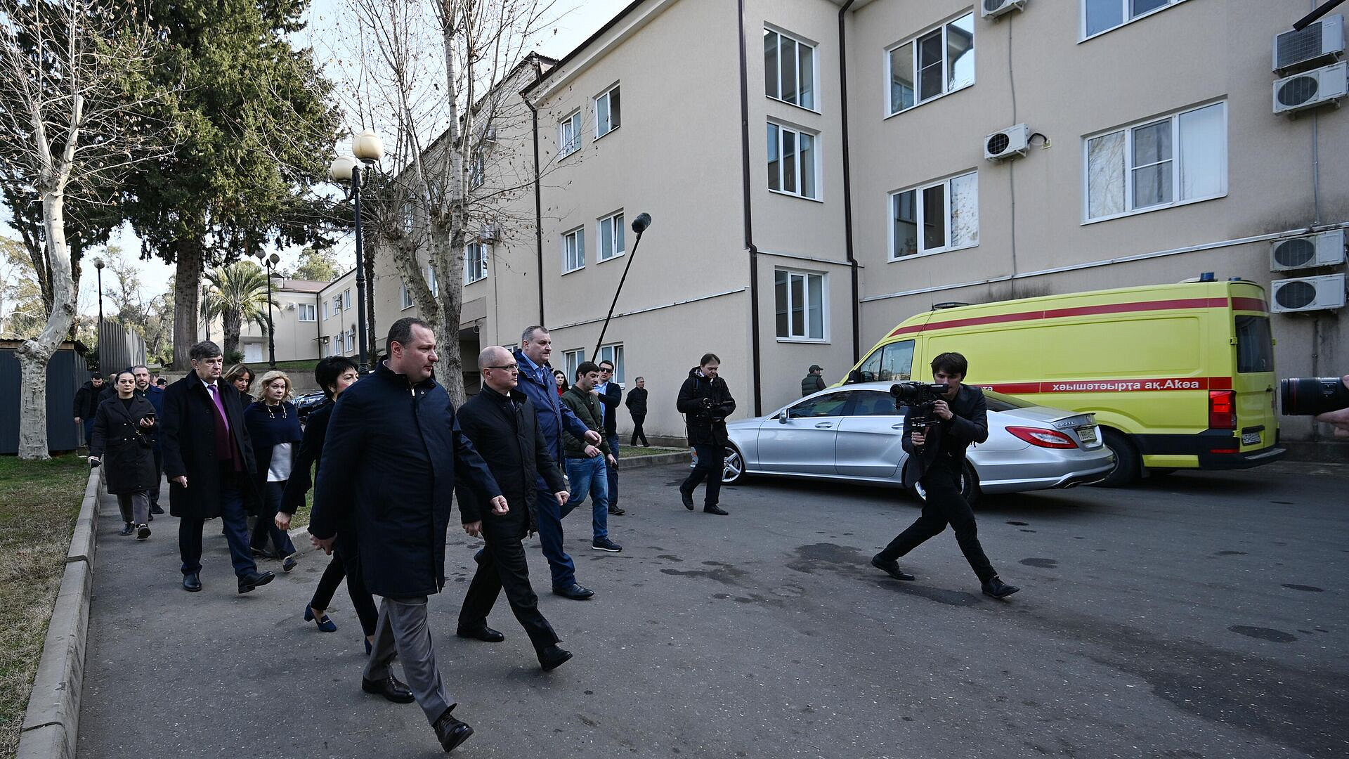 Кириенко осмотрел строящуюся детскую больницу в Сухуме