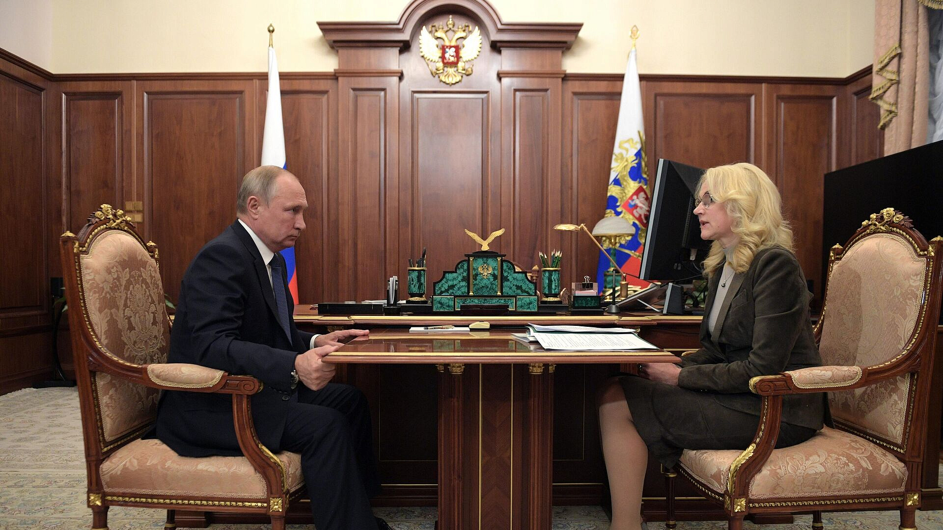 Путин примет с докладом вице-премьера Голикову