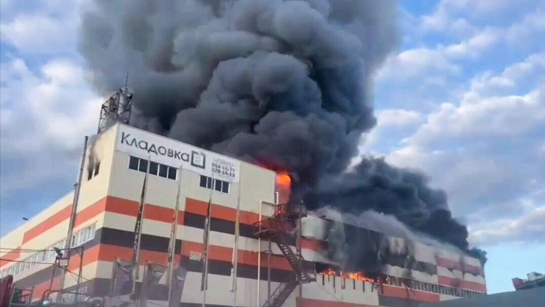 В Екатеринбурге горит склад на площади 3,5 тысяч "квадратов"