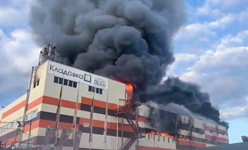 В Екатеринбурге горит склад на площади 3,5 тысяч "квадратов"