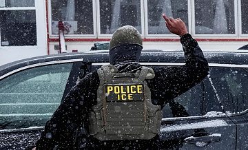 "Бэтмен" раскритиковал совет города в США за сотрудничество с ICE