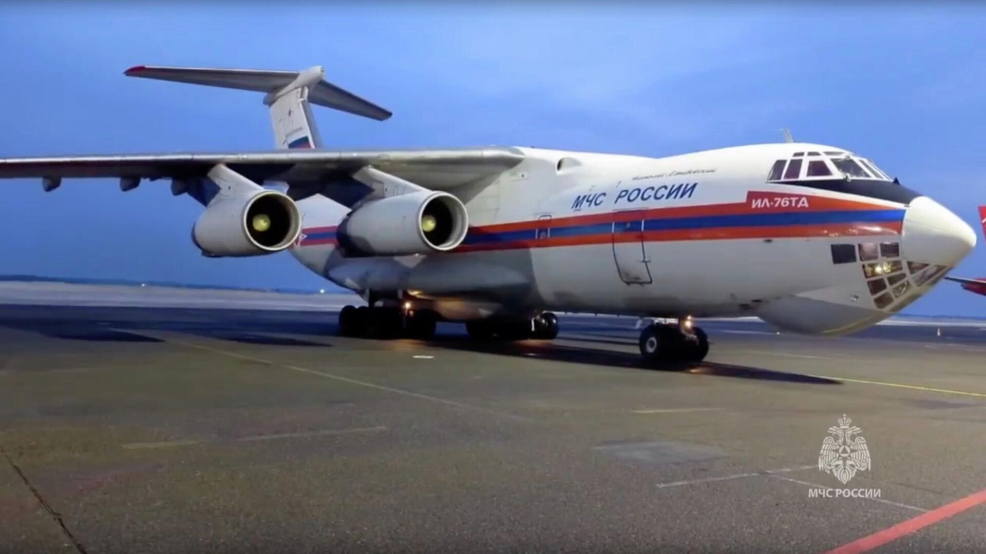 Спецборт МЧС с россиянами, покинувшими Иран, вылетел в Москву из Баку