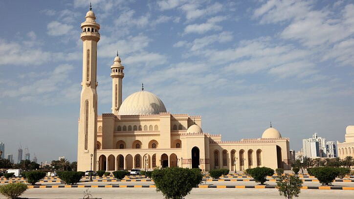 В Бахрейне в результате атаки Ирана произошел пожар на одном из предприятий