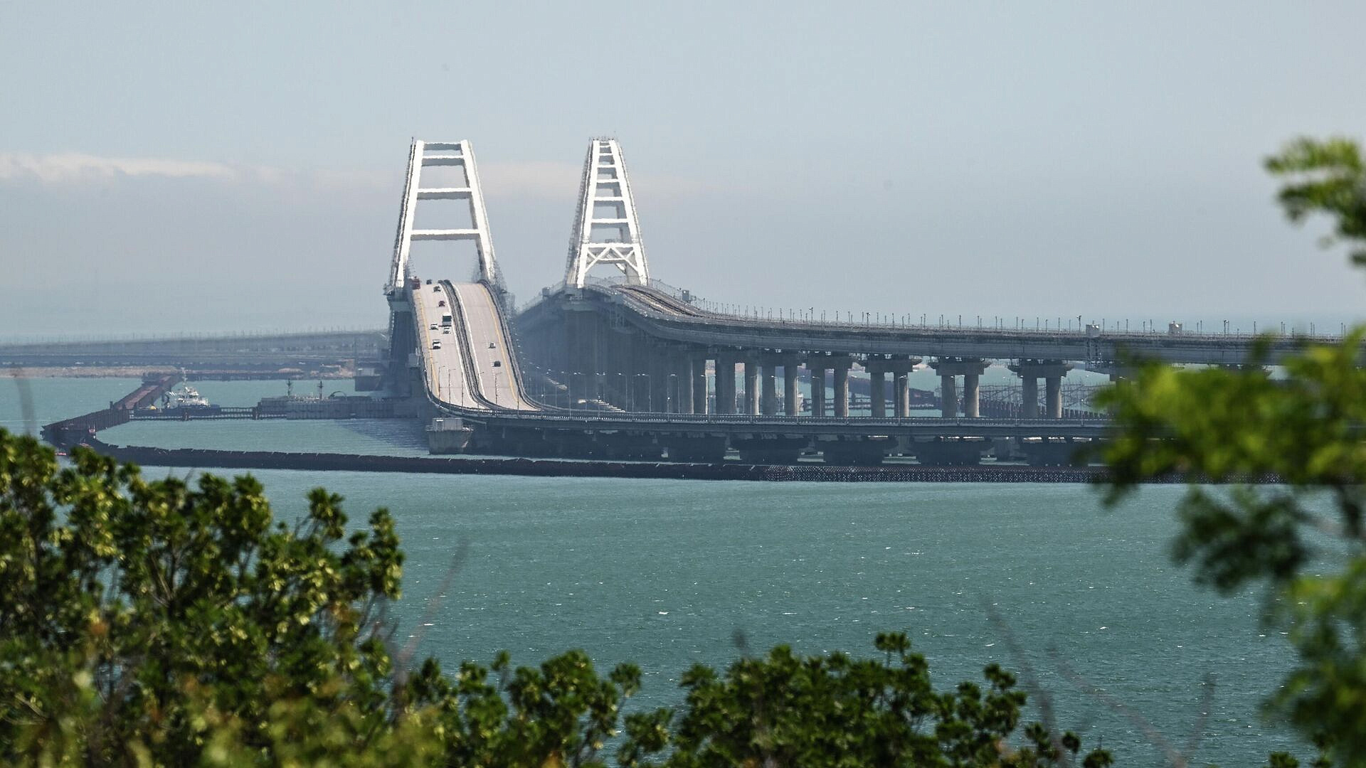 Крымский мост открыли для движения транспорта