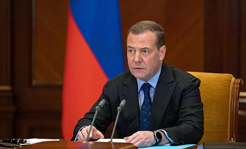 Предвыборная программа ЕР будет принята в августе, заявил Медведев