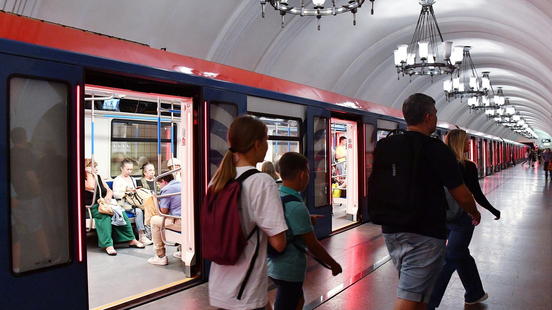 В московском метро рассказали, что будет за просмотр видео без наушников