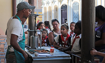 Кубе угрожает гуманитарный кризис из-за политики Трампа, пишет Bloomberg