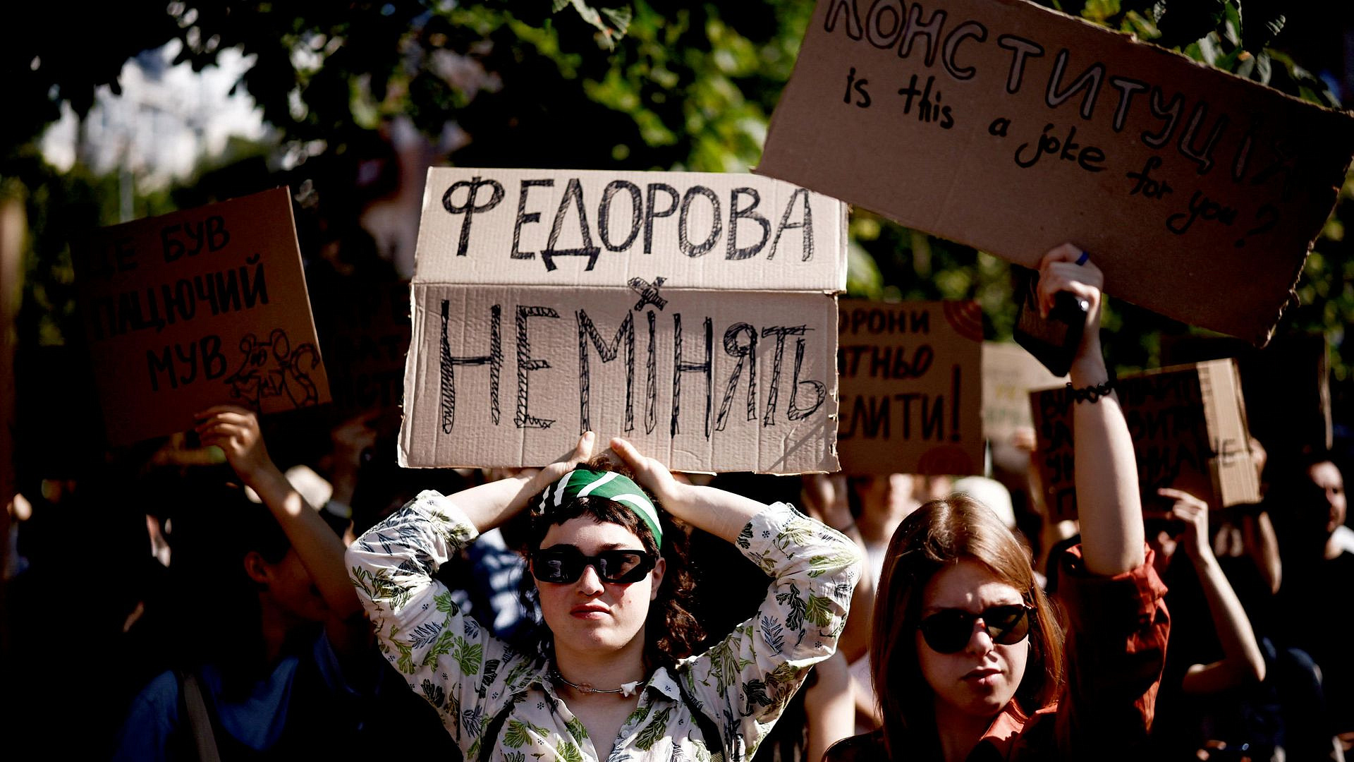 В ряде городов Украины проходят митинги против отставки главы МО Федорова