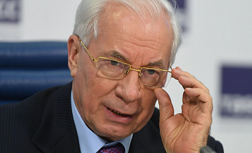 Запад почти полностью контролирует земли и недра Украины, заявил Азаров