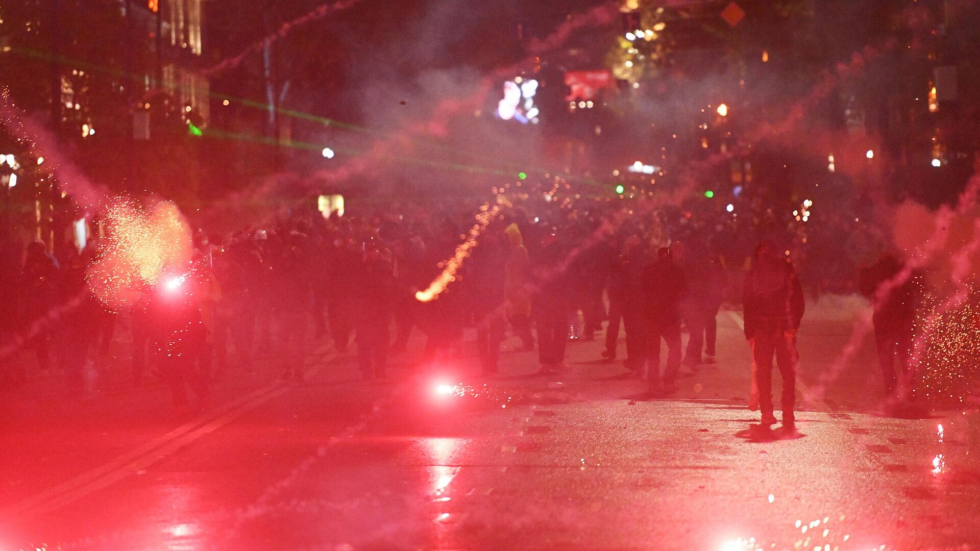 Толпа митингующих заблокировала дорогу перед мэрией Тбилиси