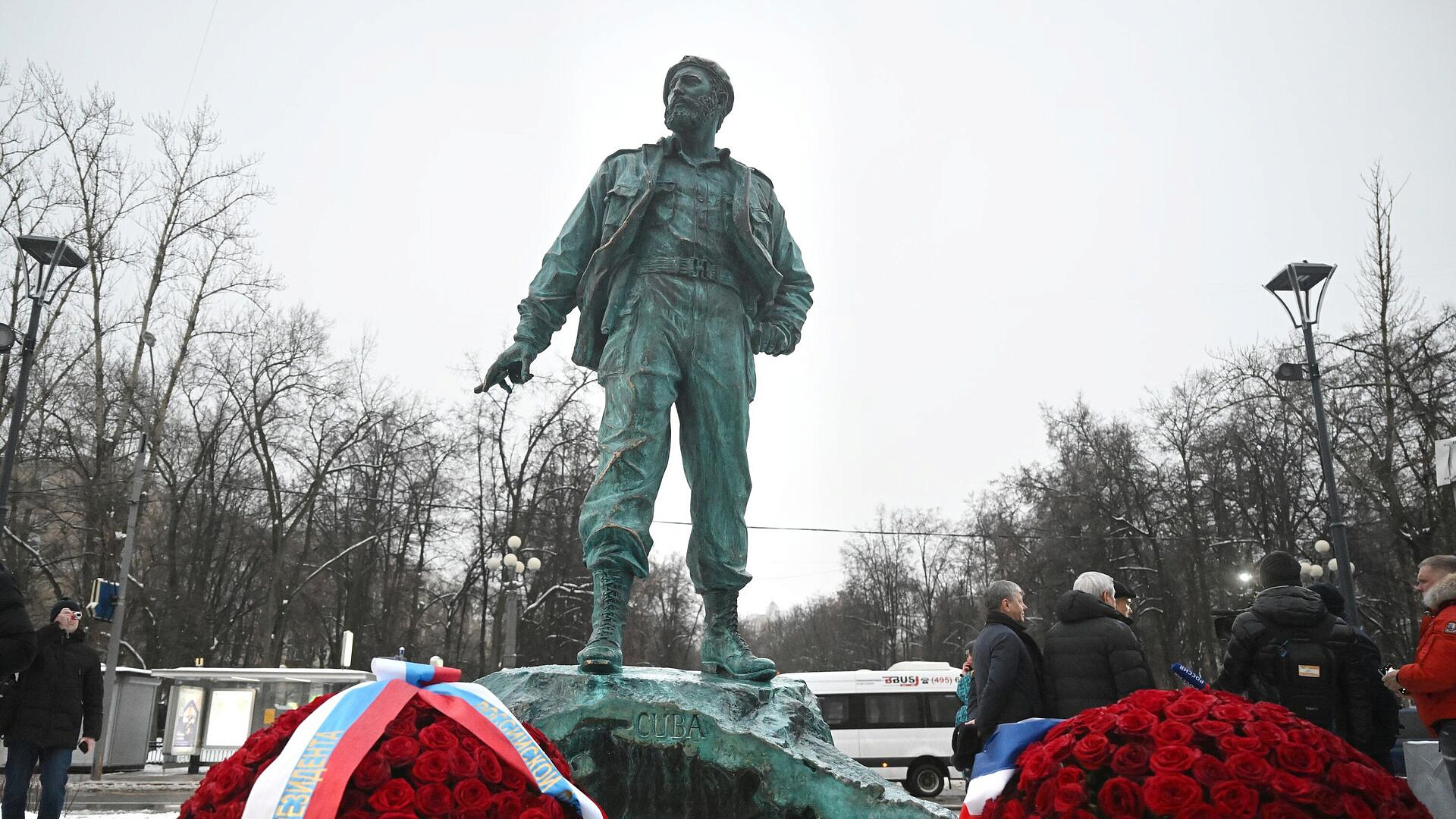 Цветы возложили к памятнику Кастро в Москве в год столетия революционера