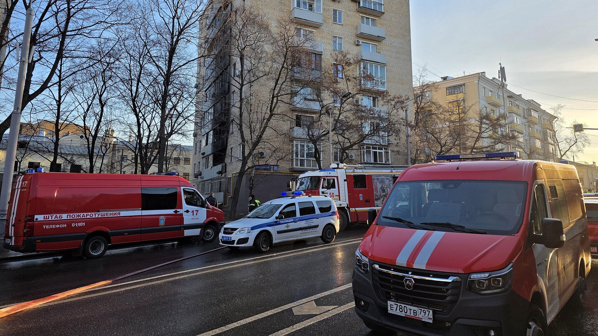 СК назвал предварительную причину пожара в доме в центре Москвы