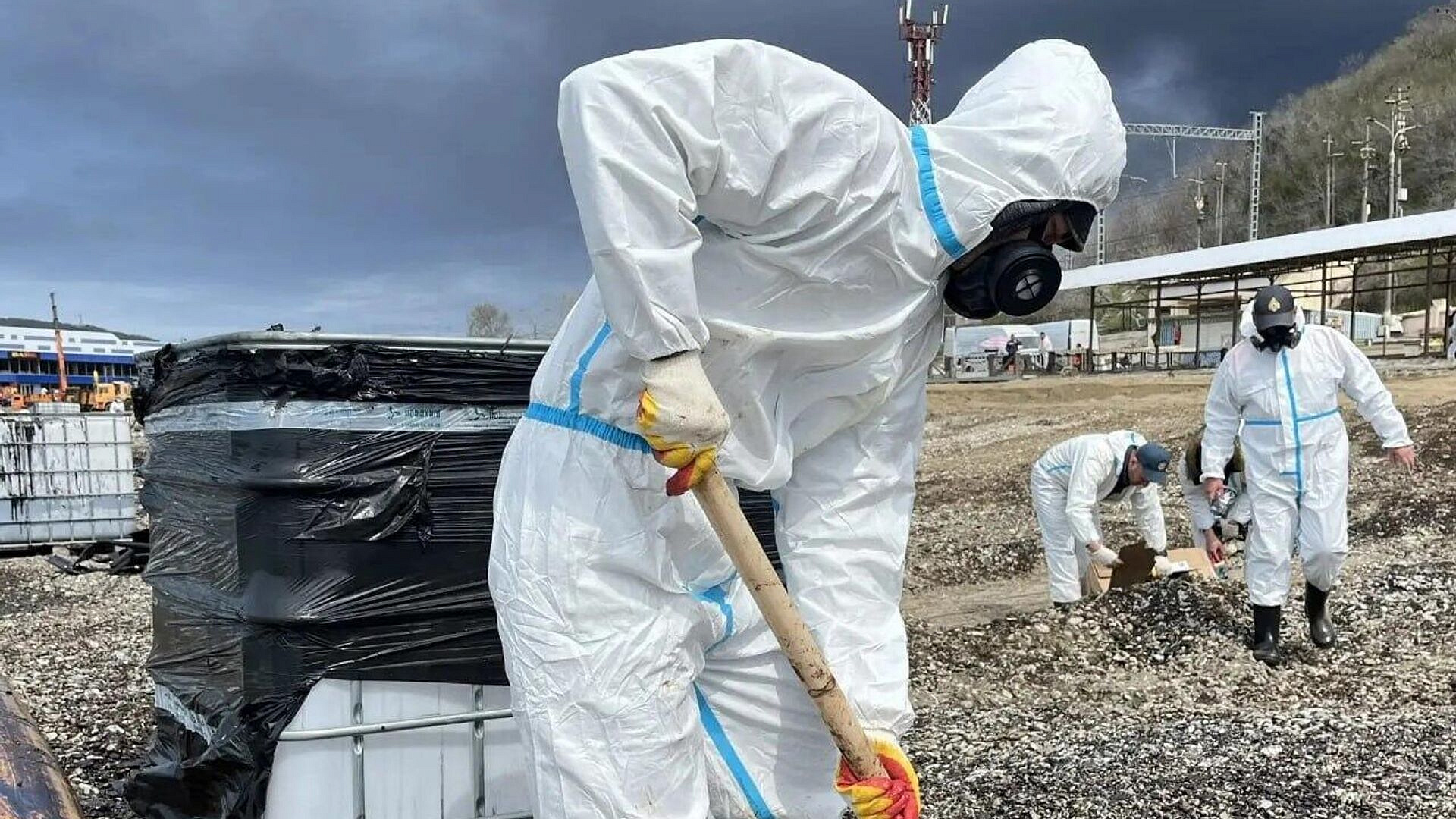 РКК доставил в Туапсе инвентарь для ликвидации последствий разлива нефти