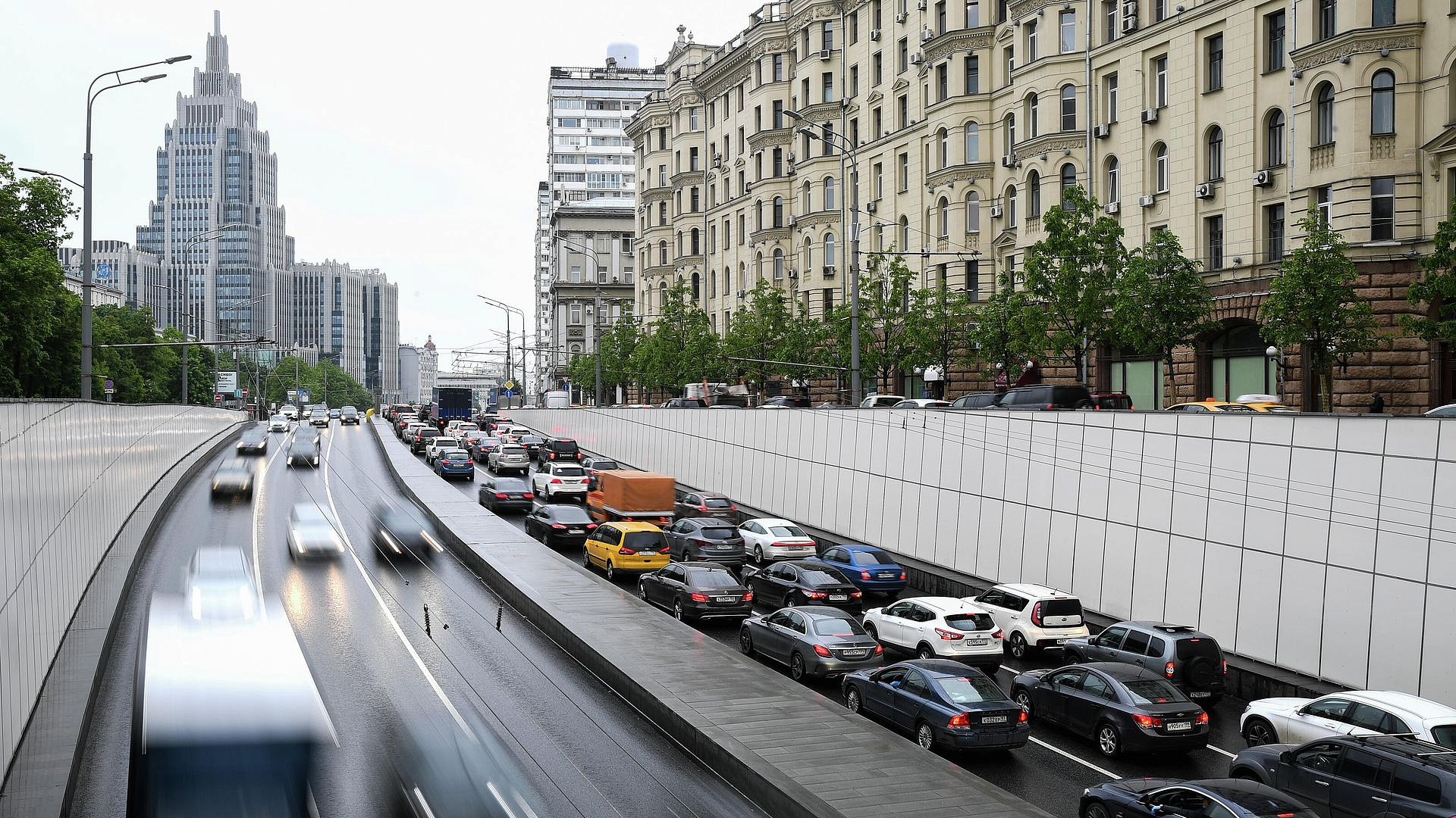 В Москве заменили около 500 дорожных буферов безопасности