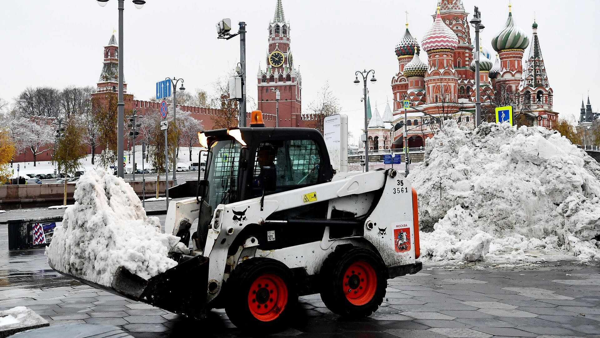 В Москве продолжают приводить в порядок город после зимы