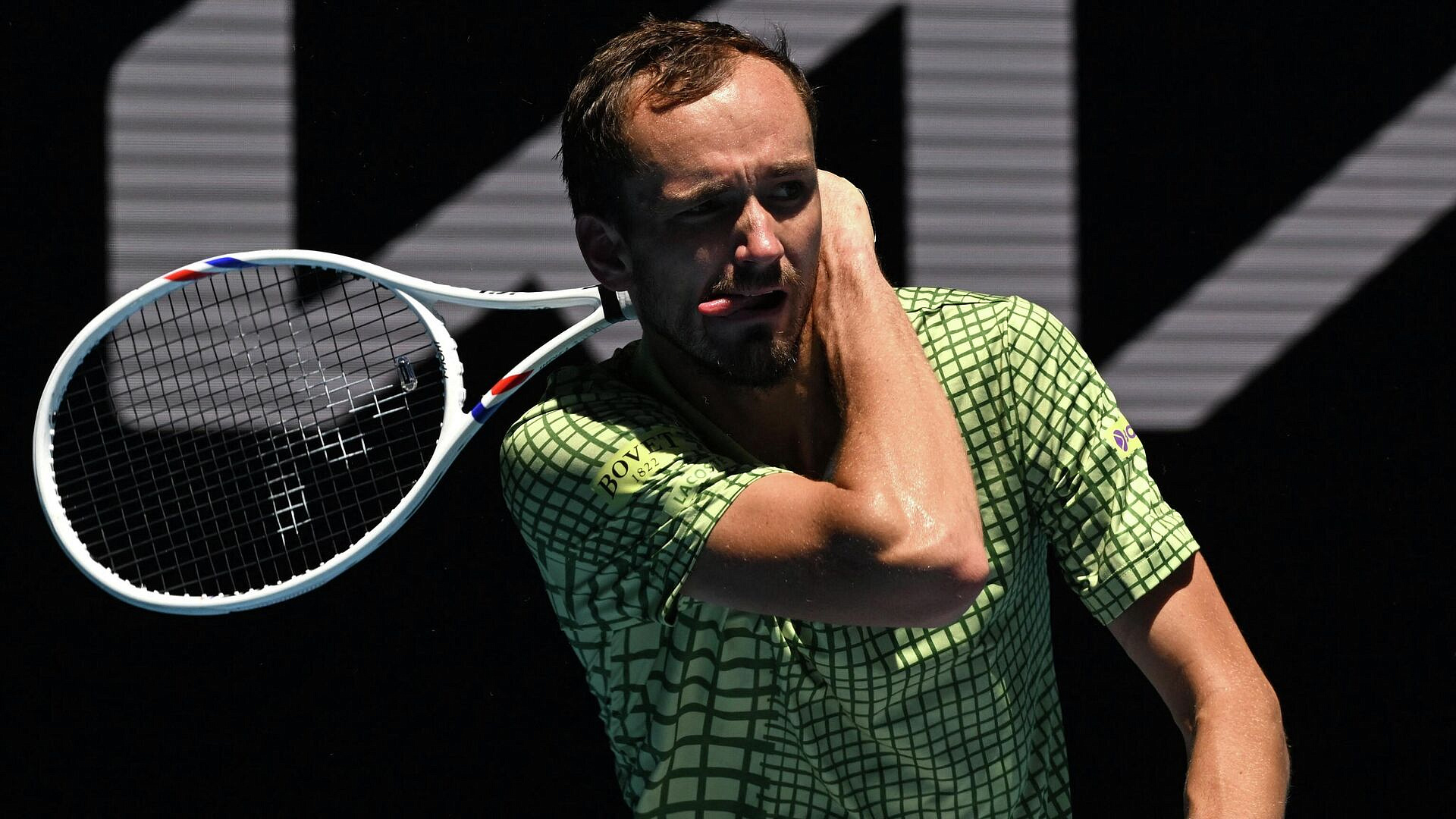 Первая ракетка России Медведев вышел во второй раунд турнира в Дохе