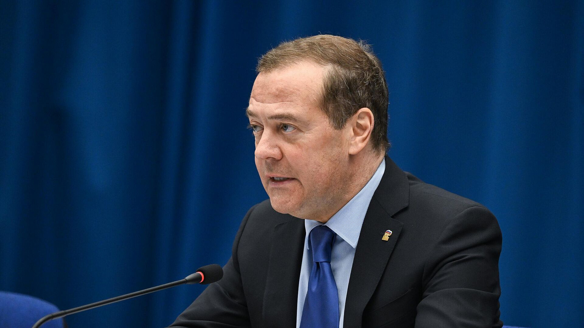 Медведев поздравил "врагов России" с победой Путина на выборах 