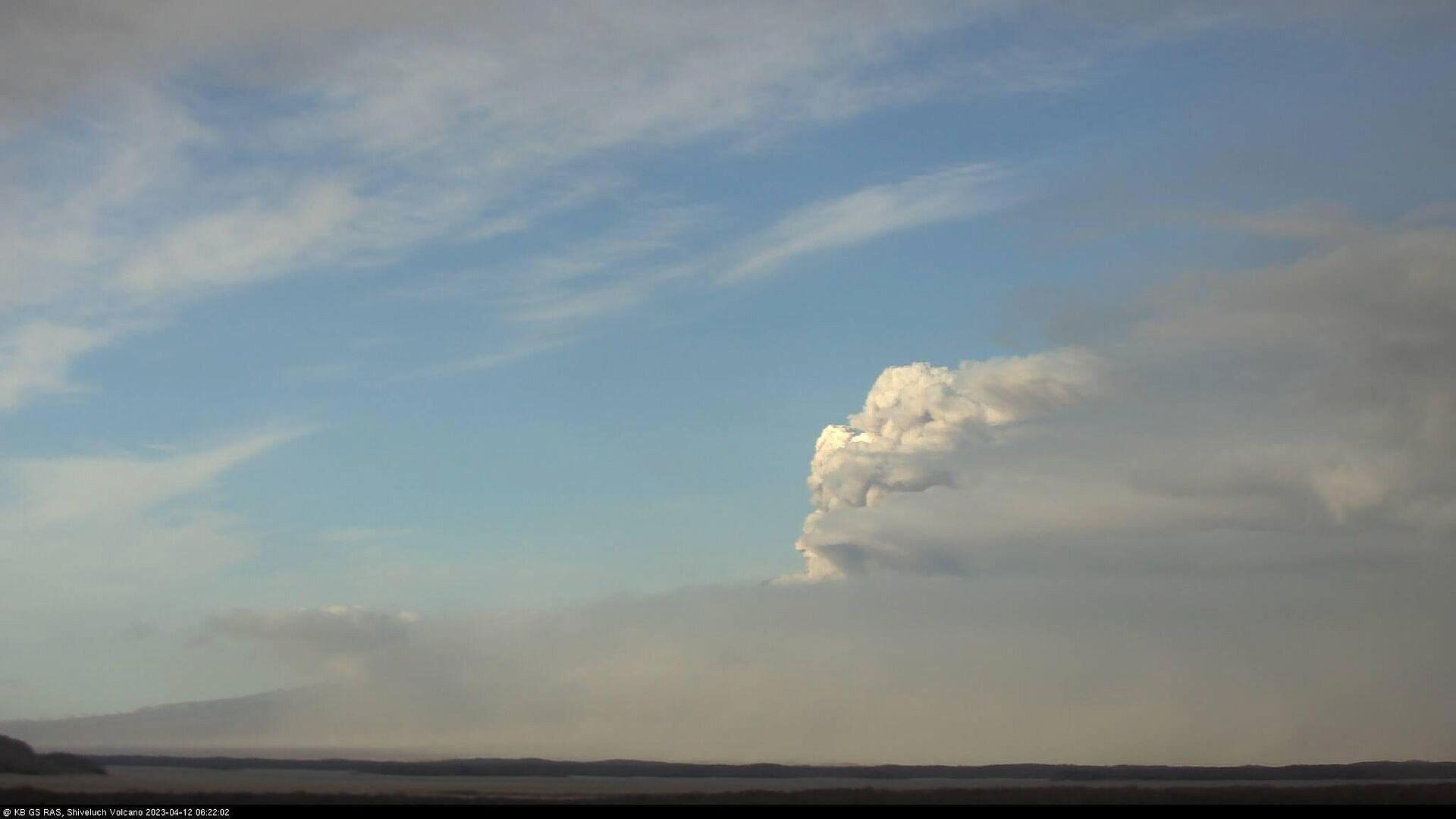 На Камчатке сильный ветер поднял пепел на вулкане Шивелуч