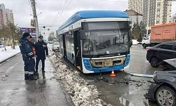 Один пострадавший в ДТП на остановке в Новосибирске остается в реанимации