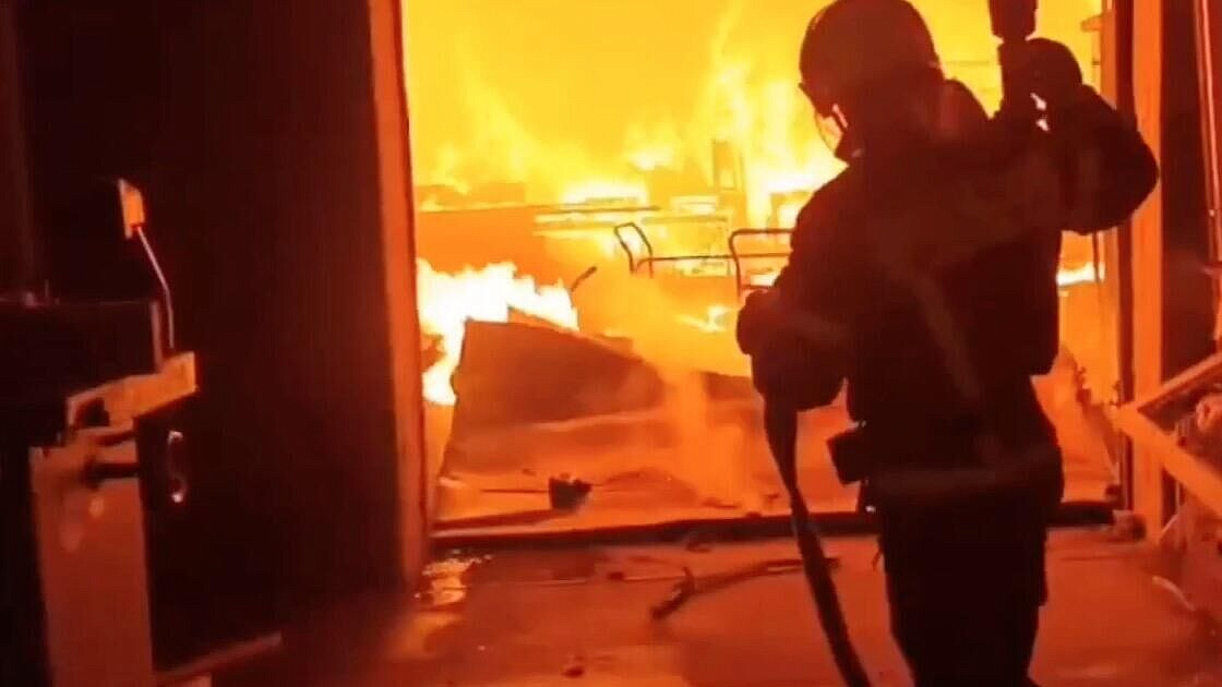 На Ставрополье потушили пожар на складе с пиломатериалами