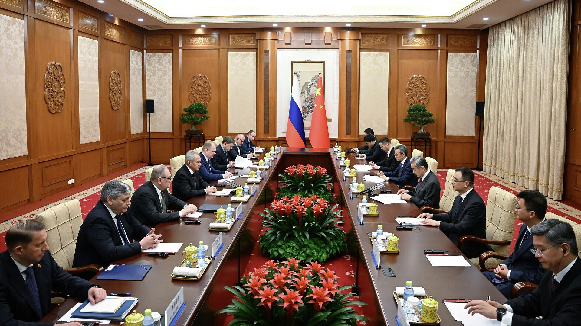 Шойгу заявил о деградации обстановки в разных частях мира