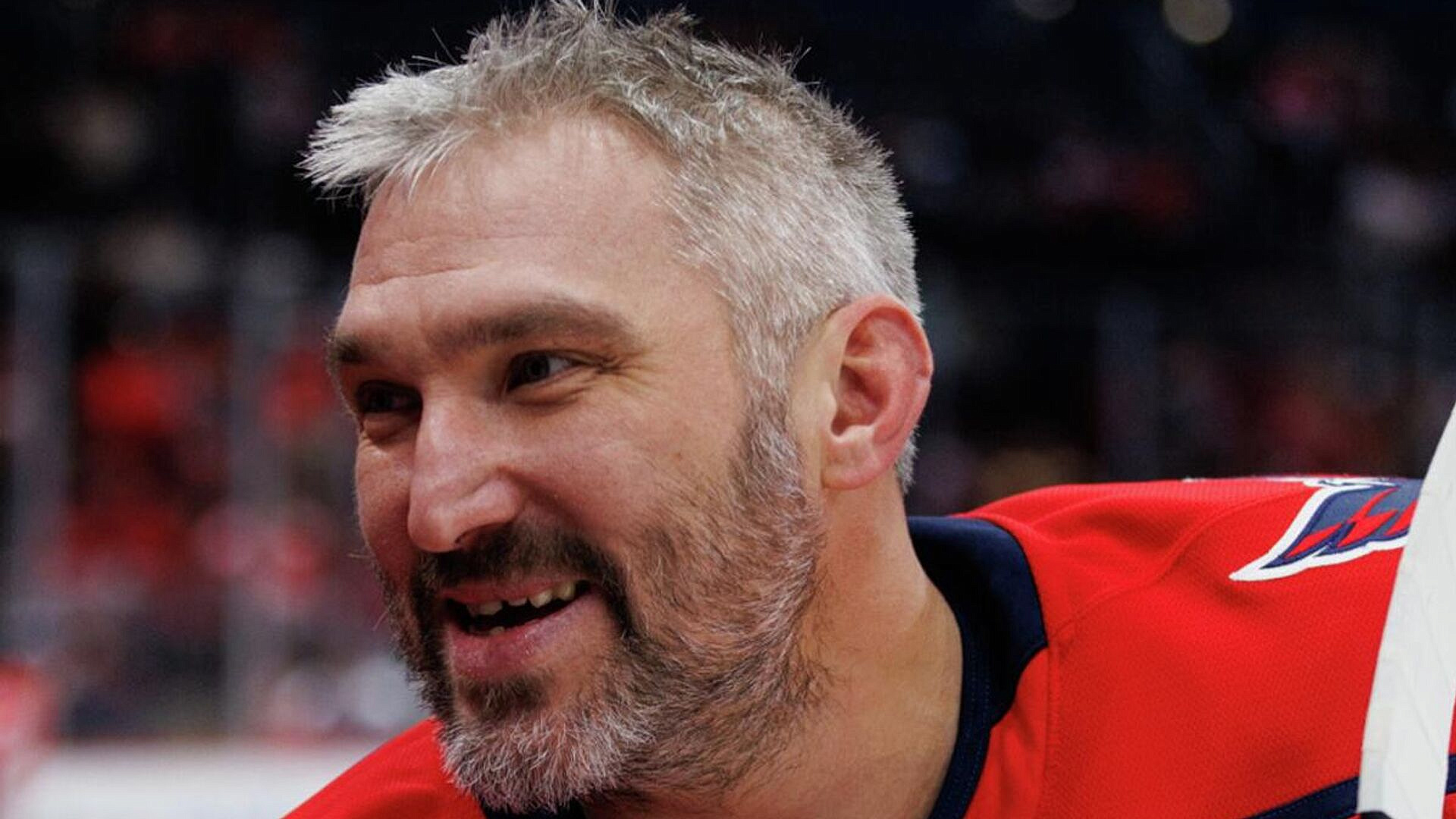 Овечкин едва не вынес американца за борт мощным силовым приемом