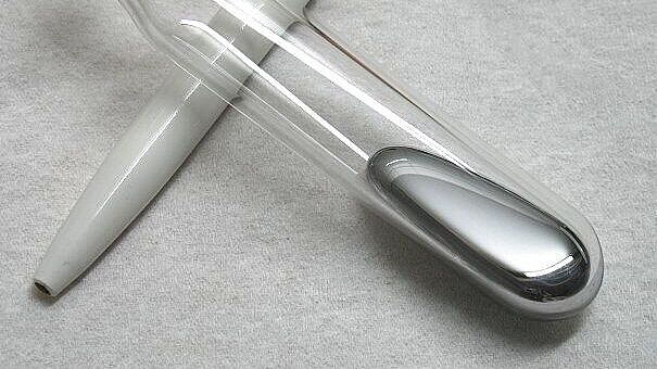 МЧС рассказало, почему опасно трогать разлившуюся ртуть