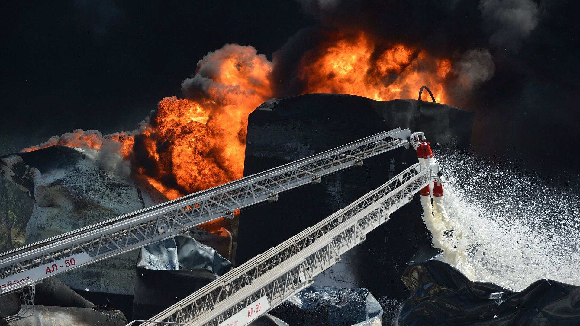 На Кубани на территории нефтебазы из-за падения БПЛА вспыхнул пожар