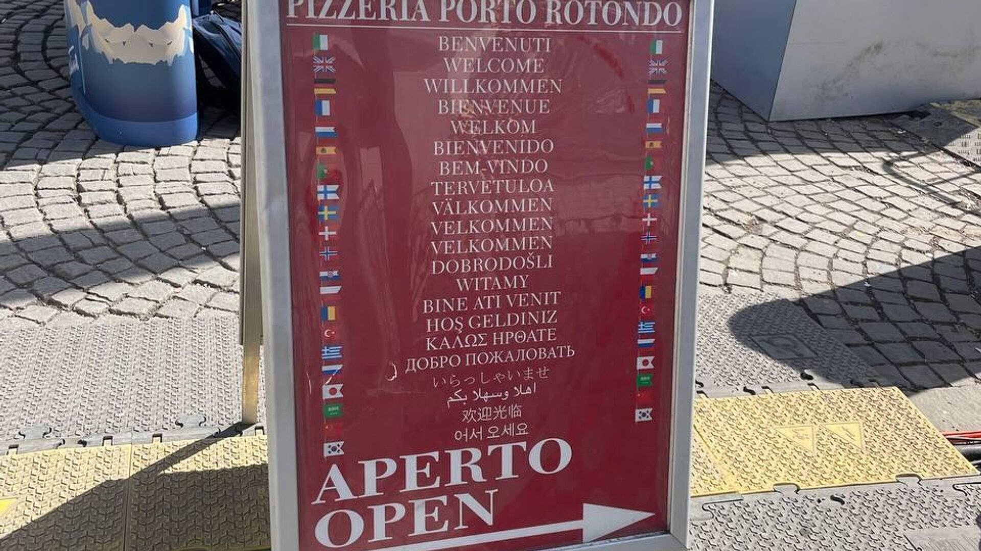 В Кортина-д'Ампеццо Фингвардия помогает туристам с фотографиями