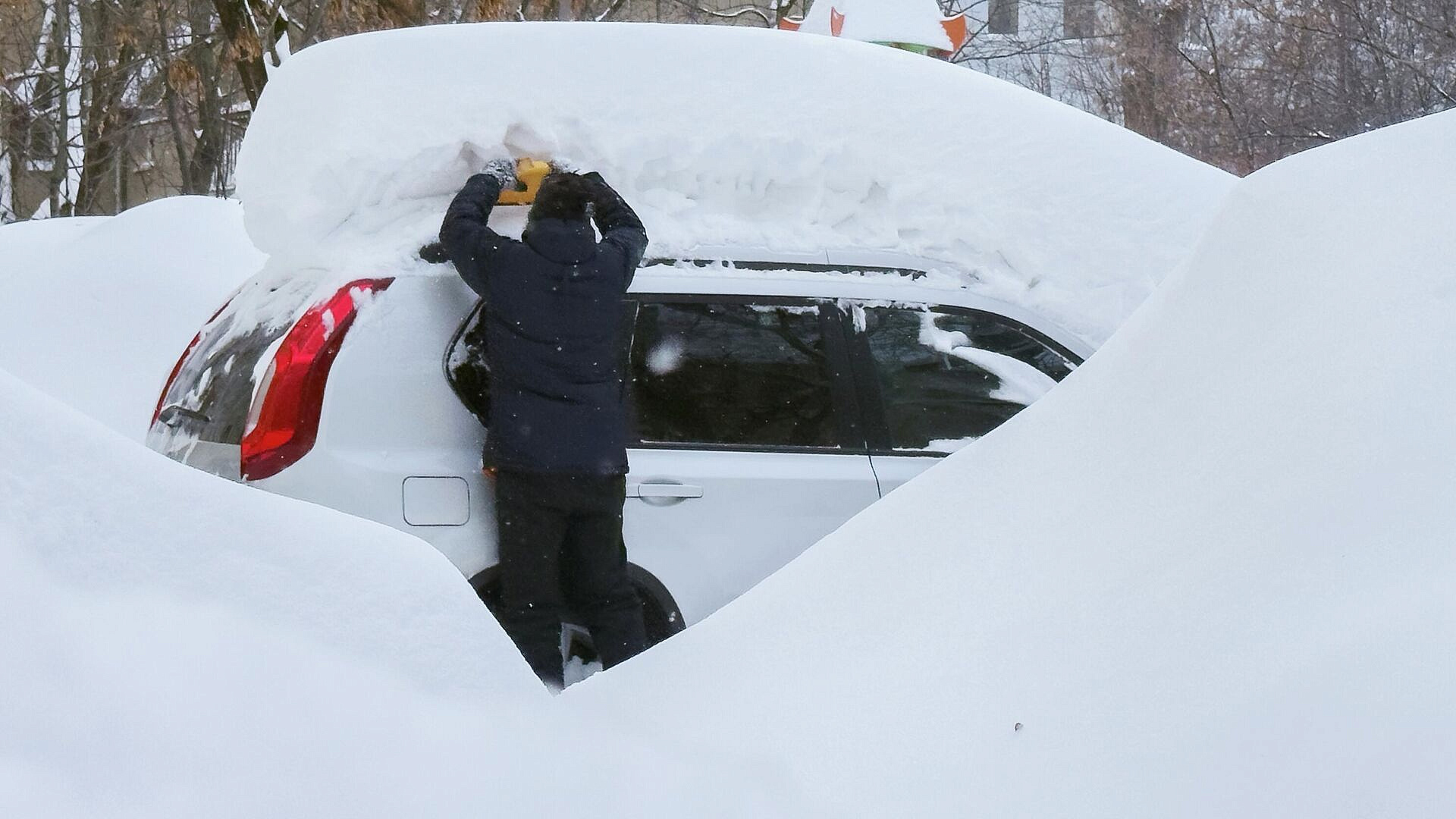Синоптик рассказал о высоте сугробов в разных точках Москвы и Подмосковья