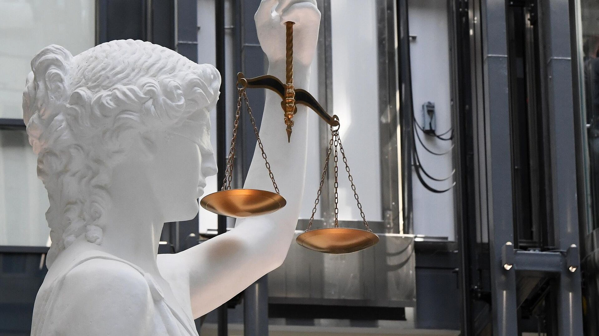 Два жителя Омска, устроившие погром в пиццерии, предстанут перед судом