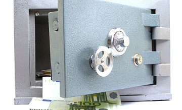 Экономист объяснил, когда россияне перестанут нести деньги на вклады