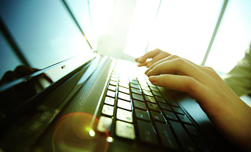 Юрист рассказал, чем грозит рассылка сгенерированных ИИ фото знаменитостей 