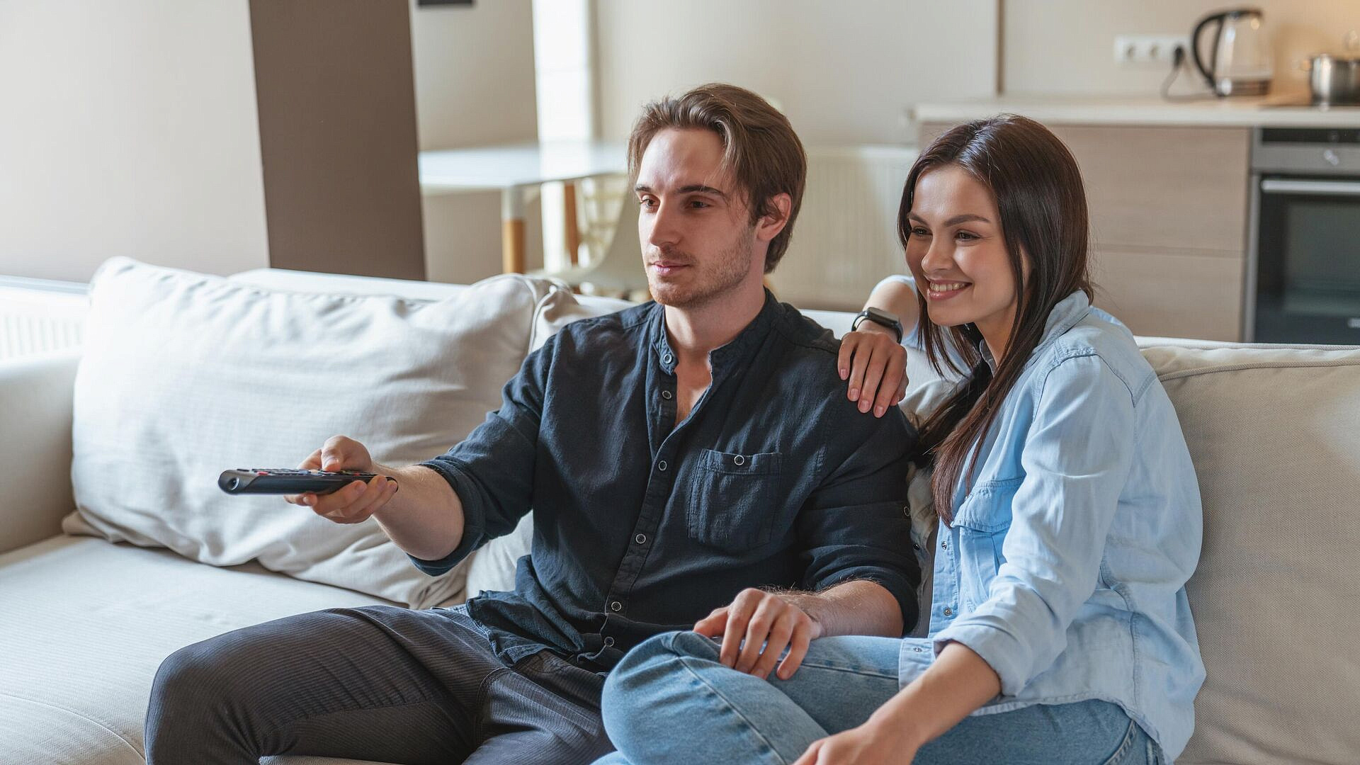 VK Видео: 23% россиян в парах считают изменой просмотр сериала без них