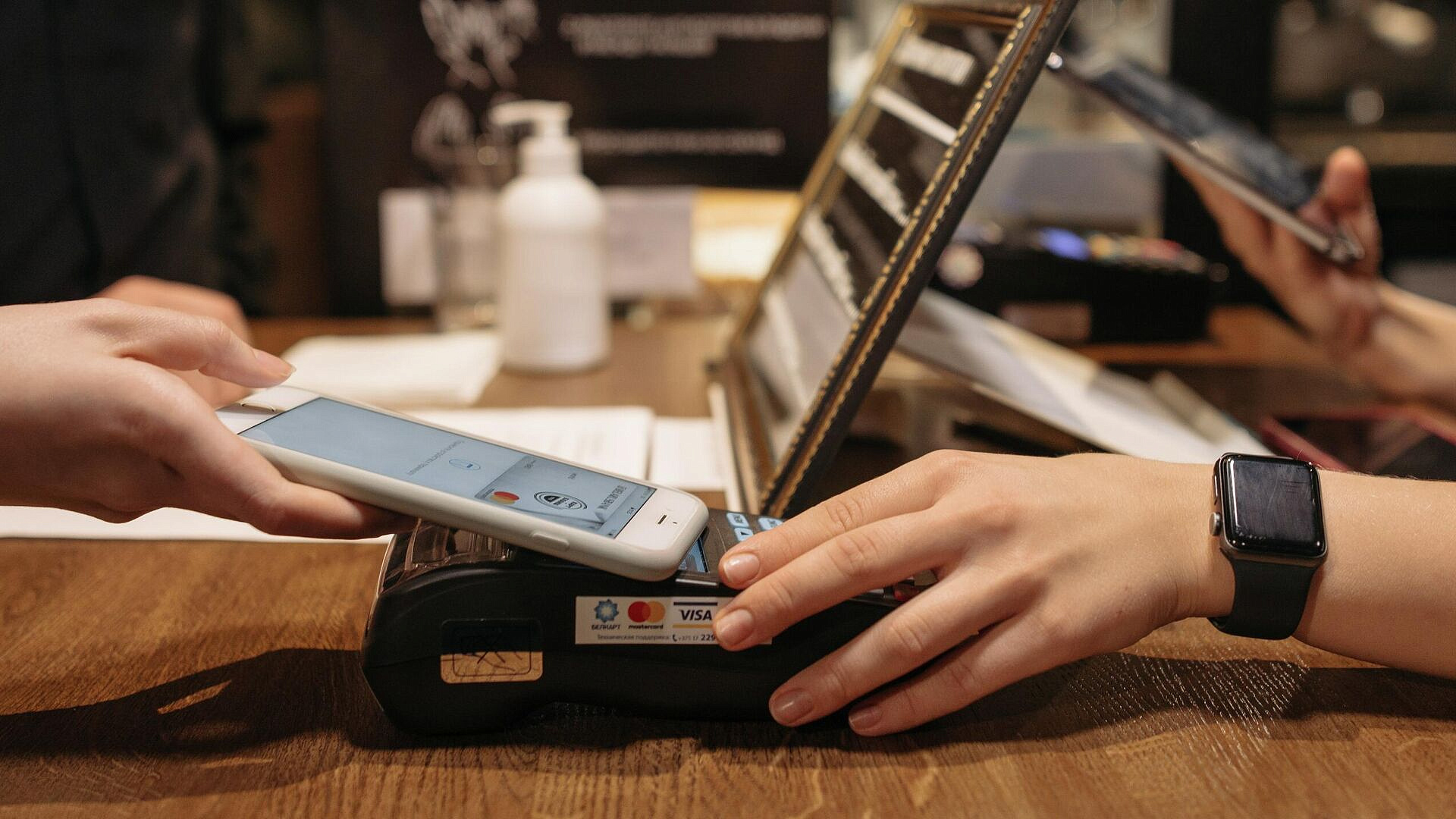 Финансист раскрыла, как воруют с карт у тех, кто платит смартфоном