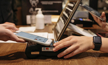 Финансист раскрыла, как воруют с карт у тех, кто платит смартфоном